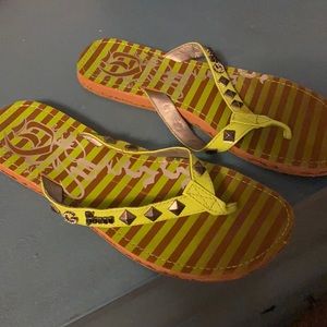 ⭐️ Host Pick ⭐️ Guess Flip flops ladies